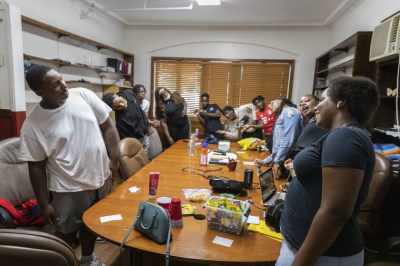   El trabajo de los Guerreros de la Paz ha sido fundamental para reducir la cantidad de peleas en la escuela, dijeron las autoridades.