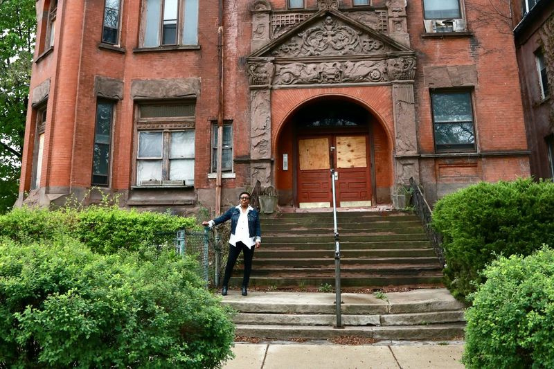 Em 22 de abril, Angela Ford, da The Obsidian Collection, fechou um empréstimo de US $ 1,25 milhão para se tornar a nova proprietária da mansão Lu Palmer, há muito desocupada em Bronzeville. Ford está livre para estabelecer um museu, biblioteca e arquivo lá, e está frustrado com o processo de obter uma mudança de zoneamento do vereador para alugar um espaço para reuniões e oferecer um varejo modesto.