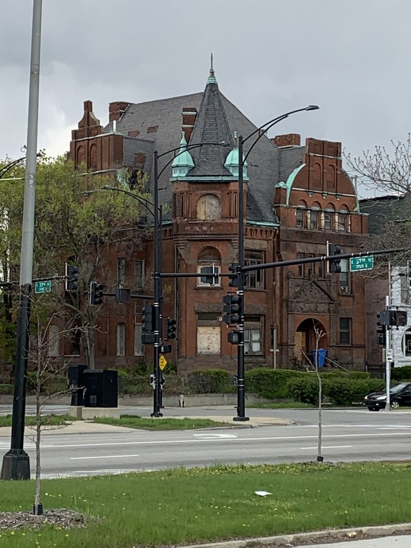 A mansão Lutrelle Lu Palmer de 133 anos de idade e Jorja English Palmer Mansion em 3654 S. King Drive foi listada na lista dos 7 mais ameaçados de perigo de 2019 da Chicago Preservation Chicago 2019. Adquirida pela The Obsidian Collection em 22 de abril, a casa foi construída originalmente em 1888 para o juiz D. Harry Hammer, depois comprada em 1976 pelos renomados organizadores da comunidade.