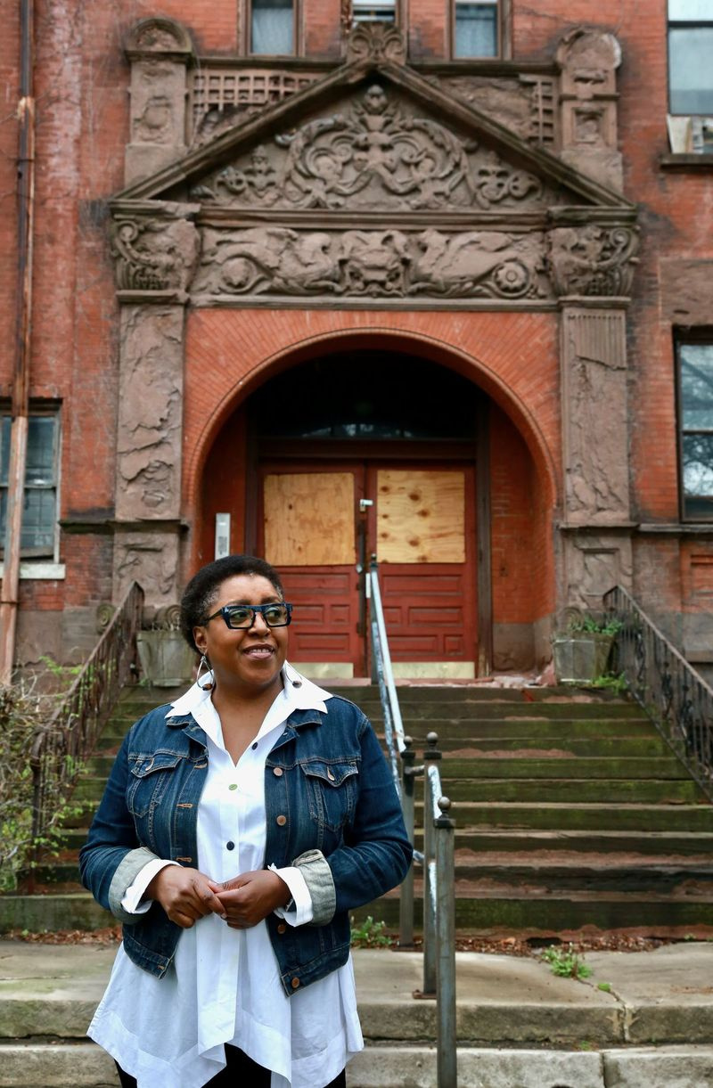 Angela Ford, da The Obsidian Collection, fechou em 22 de abril a compra de US $ 1,25 milhão da histórica Mansão Lutrelle Lu Palmer e Jorja English Palmer de Bronzeville em 22 de abril. Ela está frustrada com o processo de obtenção da aprovação de zoneamento do vereador.