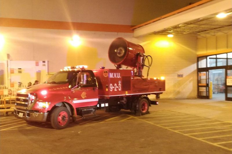 Equipes de bombeiros trabalham para remover a fumaça do Home Depot em 200 W. 87th St. após um incêndio em 22 de outubro de 2020.