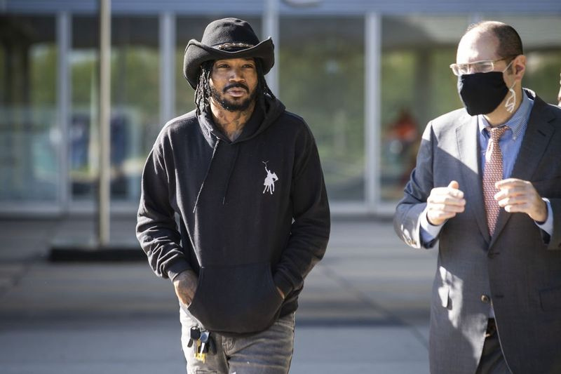 Adam Hollingsworth, 33, ook wel bekend als The Dread Head Cowboy, verlaat woensdagochtend 30 september 2020 na een hoorzitting in het Circuit Court van Cook County op 727 E. 111th St. aan de Far South Side. Hollingsworth is aangeklaagd. met een misdrijf telling van verergerde dierenmishandeling voor het rijden van een paard op de Dan Ryan Expressway als een vorm van protest tegen kinderen die worden doodgeschoten in Chicago.