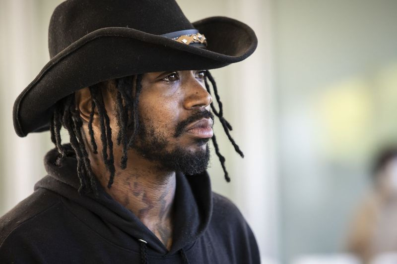 Adam Hollingsworth, 33, ook wel bekend als The Dread Head Cowboy, spreekt met verslaggevers na een hoorzitting op het Circuit Court van Cook County op 727 E. 111th St. aan de Far South Side, woensdagochtend 30 september 2020. Hollingsworth heeft aangeklaagd voor een misdrijf telling van verergerde dierenmishandeling voor het rijden op een paard op de Dan Ryan Expressway als een vorm van protest tegen kinderen die worden doodgeschoten in Chicago.
