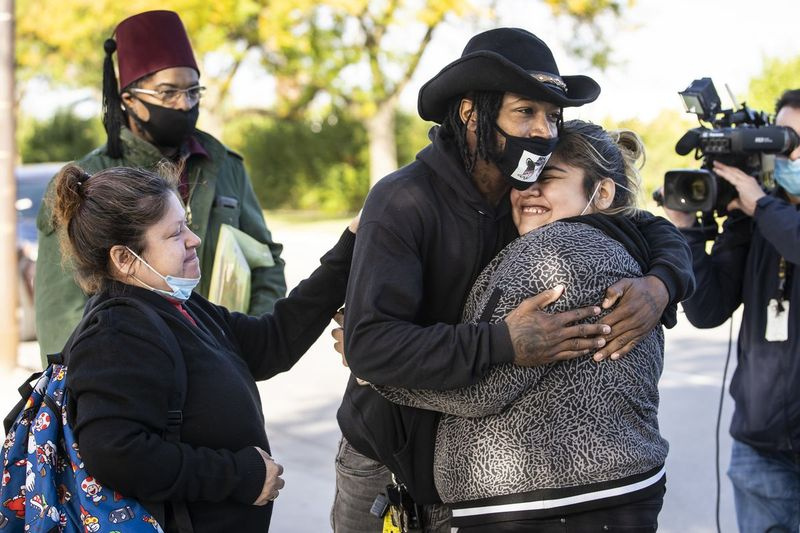 Adam Hollingsworth, 33, ook wel bekend als The Dread Head Cowboy, begroet zijn supporters als hij vertrekt na een hoorzitting op het Circuit Court van Cook County op 727 E. 111th St. aan de Far South Side, woensdagochtend 30 september 2020 Hollingsworth is aangeklaagd voor een misdrijf van verergerde dierenmishandeling voor het rijden op een paard op de Dan Ryan Expressway als een vorm van protest tegen kinderen die worden doodgeschoten in Chicago.