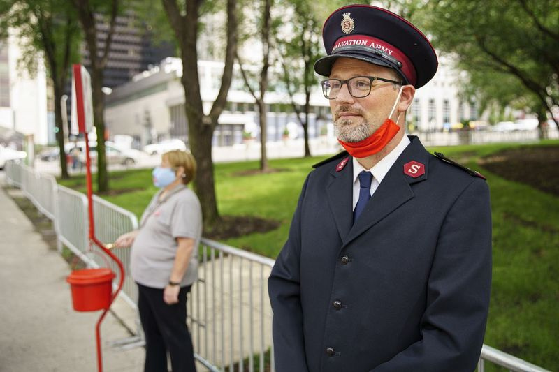 Căpitanul Armatei Salvării Peter Mount, lângă Millennium Park, pe North Michigan Avenue, luni, 14 septembrie 2020.