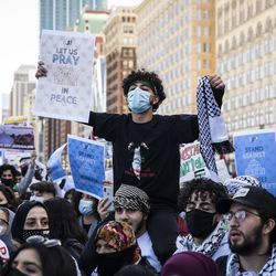 Ribuan orang berhimpun menyokong Palestin di Michigan Avenue berhampiran Grant Park, petang Rabu, 12 Mei 2021.