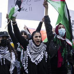 Ribuan orang berhimpun menyokong Palestin di Michigan Avenue berhampiran Grant Park, petang Rabu, 12 Mei 2021.