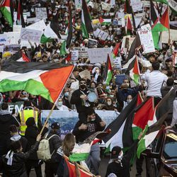Beribu-ribu protes menyokong Palestin dan berarak melalui Loop, petang Rabu, 12 Mei 2021.