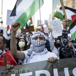 Ribuan orang berhimpun menyokong Palestin di Michigan Avenue berhampiran Grant Park, petang Rabu, 12 Mei 2021.
