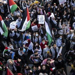 Beribu-ribu protes menyokong Palestin dan berarak melalui Loop, petang Rabu, 12 Mei 2021.
