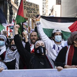 Beribu-ribu protes menyokong Palestin dan berarak melalui Loop, petang Rabu, 12 Mei 2021.
