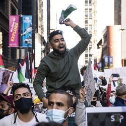 Beribu-ribu protes menyokong Palestin dan berarak melalui Loop, petang Rabu, 12 Mei 2021.