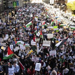 Beribu-ribu protes menyokong Palestin dan berarak melalui Loop, petang Rabu, 12 Mei 2021.