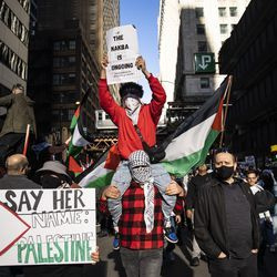 Beribu-ribu protes menyokong Palestin dan berarak melalui Loop, petang Rabu, 12 Mei 2021.