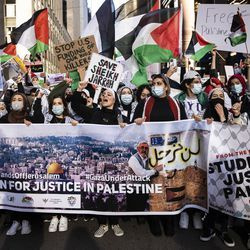 Beribu-ribu protes menyokong Palestin dan berarak melalui Loop, petang Rabu, 12 Mei 2021.