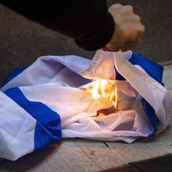 Sekumpulan kecil penunjuk perasaan cuba membakar bendera Israel ketika ribuan orang berhimpun menyokong Palestin dan berarak melalui Loop, petang Rabu, 12 Mei 2021.