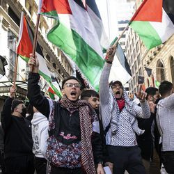 Beribu-ribu protes menyokong Palestin dan berarak melalui Loop, petang Rabu, 12 Mei 2021.