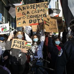 Pegawai polis Chicago memerhati ketika beribu-ribu perhimpunan menyokong Palestin di luar Konsulat Jeneral Israel ke Midwest, di 500 W. Madison St., selepas berarak melalui Loop, petang Rabu, 12 Mei 2021.