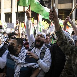 Beribu-ribu orang berhimpun menyokong Palestin di luar Konsulat Jeneral Israel ke Barat Tengah, di 500 W. Madison St., selepas berarak melalui Loop, petang Rabu, 12 Mei 2021.