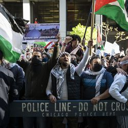 Beribu-ribu orang berhimpun menyokong Palestin di luar Konsulat Jeneral Israel ke Barat Tengah, di 500 W. Madison St., selepas berarak melalui Loop, petang Rabu, 12 Mei 2021.