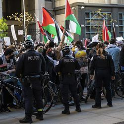 Pegawai polis Chicago memerhati ketika beribu-ribu perhimpunan menyokong Palestin di luar Konsulat Jeneral Israel ke Midwest, di 500 W. Madison St., selepas berarak melalui Loop, petang Rabu, 12 Mei 2021.
