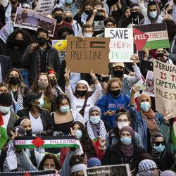 Beribu-ribu protes menyokong Palestin dan berarak melalui Loop, petang Rabu, 12 Mei 2021.