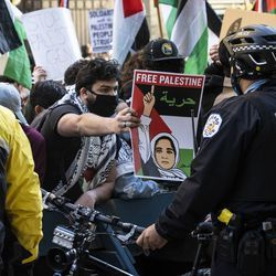 Pegawai polis Chicago memerhati ketika beribu-ribu perhimpunan menyokong Palestin di luar Konsulat Jeneral Israel ke Midwest, di 500 W. Madison St., selepas berarak melalui Loop, petang Rabu, 12 Mei 2021.