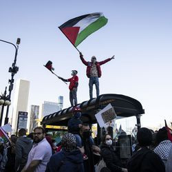 Ribuan orang berhimpun menyokong Palestin di Michigan Avenue berhampiran Grant Park, petang Rabu, 12 Mei 2021.