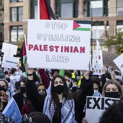 Ribuan orang berhimpun menyokong Palestin di Michigan Avenue berhampiran Grant Park, petang Rabu, 12 Mei 2021.