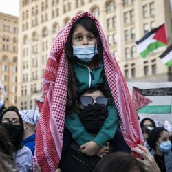 Ribuan orang berhimpun menyokong Palestin di Michigan Avenue berhampiran Grant Park, petang Rabu, 12 Mei 2021.