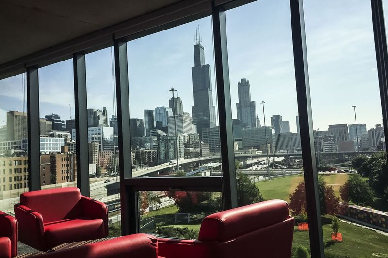 Pohled na centrum města ze salonku v novém akademickém a rezidenčním komplexu na University of Illinois v Chicagu.