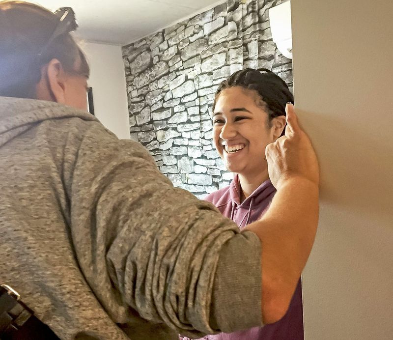 Nicole Nolden, 17, z Libertyville, se svou matkou, Jill Nolden, ve svém pokoji na koleji v novém akademickém a rezidenčním komplexu UIC