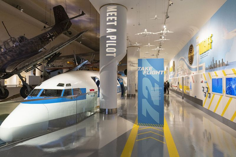 Informativne in interaktivne plošče na novo posodobljeni razstavi Boeing 727 v Muzeju znanosti in industrije.