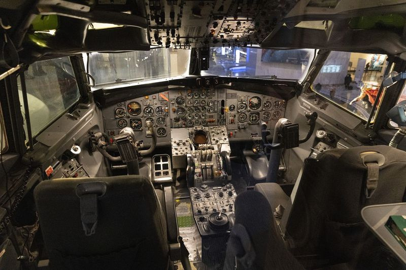 Pilotska kabina na novo posodobljenem razstavnem prostoru Boeing 727 v Muzeju znanosti in industrije.