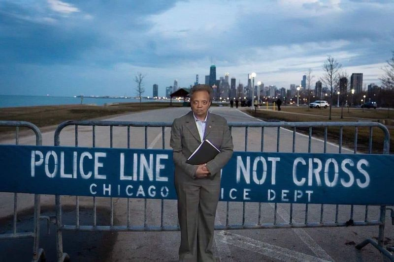 Ένα μιμίδιο της δημάρχου Lori Lightfoot που φρουρεί το μονοπάτι δίπλα στη λίμνη έχει γίνει viral.