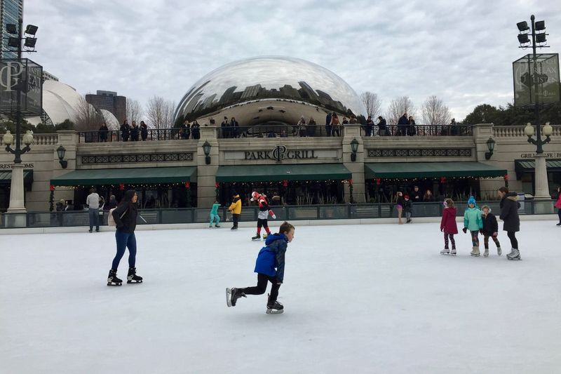 Mieszkańcy Chicago uderzają w lód w Millennium Park.