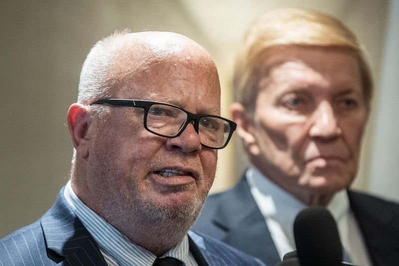 Juristi Ričards Lindens pa kreisi un Roberts Fioreti pārstāv Sgt. Marks Vaneks savā ziņotāja atriebības prāvā pret Čikāgas policijas departamentu.