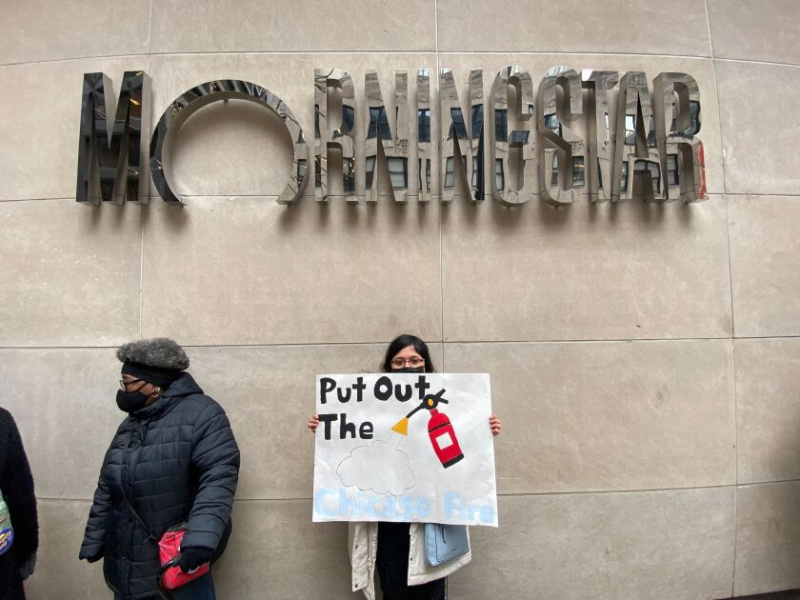   Xochitl Esparza, 25, står foran kontorerne hos finansfirmaet Morningstar, 22 W. Washington St., hvor fortalere for handicappede og almene boliger samledes for at modsætte sig en plan om at bygge et fodboldtræningsanlæg på en West Side-plads, der plejede at holde socialt boligbyggeri.