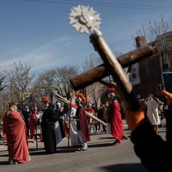 Η πομπή Via Crucis ταξιδεύει μέσω του Πίλσεν, Παρασκευή πρωί, 2 Απριλίου 2021. Η ετήσια Via Crucis είναι μια παράδοση της Μεγάλης Παρασκευής που αναπαριστά τους Σταθμούς του Σταυρού, μια καθολική αφοσίωση που αφηγείται το πάθος και τον θάνατο του Ιησού.