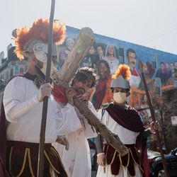 Ο Isaac Bucio, που υποδύεται τον Ιησού Χριστό, κουβαλά έναν σταυρό κατά τη διάρκεια μιας πομπής Via Crucis στο Pilsen, Παρασκευή πρωί, 2 Απριλίου 2021. Η ετήσια Via Crucis είναι μια παράδοση της Μεγάλης Παρασκευής που αναπαριστά τους Σταθμούς του Σταυρού, μια καθολική αφοσίωση που αφηγείται τον Ιησού «πάθος και θάνατος.