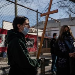 Ένα άτομο συμμετέχει στην πομπή Via Crucis στο Πίλσεν, το πρωί της Παρασκευής, 2 Απριλίου 2021. Η ετήσια Via Crucis είναι μια παράδοση της Μεγάλης Παρασκευής που αναπαριστά τους Σταθμούς του Σταυρού, μια καθολική αφοσίωση που αφηγείται το πάθος και τον θάνατο του Ιησού.