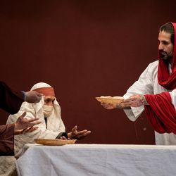 Ο Isaac Bucio, που υποδύεται τον Ιησού Χριστό, αναπαράγει τον Μυστικό Δείπνο κατά τη διάρκεια της Via Crucis στο Πίλσεν, την Παρασκευή το πρωί, 2 Απριλίου 2021. Η ετήσια Via Crucis είναι μια παράδοση της Μεγάλης Παρασκευής που αναπαριστά τους Σταθμούς του Σταυρού, μια καθολική αφοσίωση που αφηγείται τον Ιησού πάθος και θάνατος.