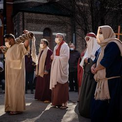 Οι άνθρωποι συμμετέχουν σε μια πομπή κατά τη διάρκεια της Via Crucis στο Πίλσεν, το πρωί της Παρασκευής, 2 Απριλίου 2021. Η ετήσια Via Crucis είναι μια παράδοση της Μεγάλης Παρασκευής που αναπαριστά τους Σταθμούς του Σταυρού, μια καθολική αφοσίωση που αφηγείται το πάθος και τον θάνατο του Ιησού.