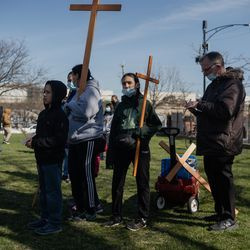 Μια οικογένεια παρακολουθεί τη Via Crucis στο χωράφι της Καθολικής Εκκλησίας του Αγίου Προκοπίου στο Πίλσεν, Παρασκευή πρωί, 2 Απριλίου 2021. Η ετήσια Via Crucis είναι μια παράδοση της Μεγάλης Παρασκευής που αναπαριστά τους Σταθμούς του Σταυρού, μια καθολική αφοσίωση που αφηγείται το πάθος του Ιησού και θάνατος.