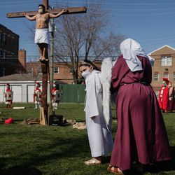Η Ivana Paramo παρευρίσκεται στη Via Crucis στο γήπεδο της Καθολικής Εκκλησίας του Αγίου Προκοπίου στο Πίλσεν, Παρασκευή πρωί, 2 Απριλίου 2021. Η ετήσια Via Crucis είναι μια παράδοση της Μεγάλης Παρασκευής που αναπαριστά τους Σταθμούς του Σταυρού, μια καθολική αφοσίωση που αφηγείται το πάθος του Ιησού και θάνατος.