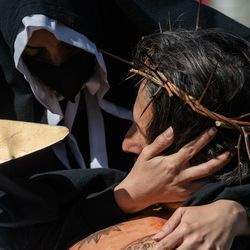 Η Nancy Ayala, που υποδύεται τη Mary, κουβαλάει τον Isaac Bucio, που υποδύεται τον Ιησού Χριστό, κατά τη διάρκεια της Via Crucis στο γήπεδο της Καθολικής Εκκλησίας του Αγίου Προκοπίου στο Pilsen, Παρασκευή πρωί, 2 Απριλίου 2021. Το ετήσιο Via Crucis είναι μια παράδοση της Μεγάλης Παρασκευής που αναπαρίσταται οι Σταθμοί του Σταυρού, μια καθολική αφοσίωση που αφηγείται το πάθος και τον θάνατο του Ιησού.