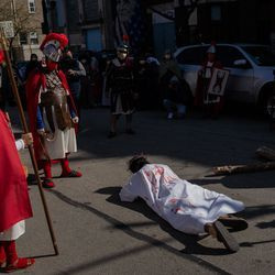 Ο Isaac Bucio, που υποδύεται τον Ιησού Χριστό, πέφτει στο έδαφος κατά τη διάρκεια της πομπής Via Crucis στο Pilsen, Παρασκευή πρωί, 2 Απριλίου 2021. Η ετήσια Via Crucis είναι μια παράδοση της Μεγάλης Παρασκευής που αναπαριστά τους Σταθμούς του Σταυρού, μια καθολική αφοσίωση που εξιστορεί Το πάθος και ο θάνατος του Ιησού.