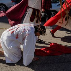 Ο Isaac Bucio, που υποδύεται τον Ιησού Χριστό, πέφτει στο έδαφος κατά τη διάρκεια της πομπής Via Crucis στο Pilsen, Παρασκευή πρωί, 2 Απριλίου 2021. Η ετήσια Via Crucis είναι μια παράδοση της Μεγάλης Παρασκευής που αναπαριστά τους Σταθμούς του Σταυρού, μια καθολική αφοσίωση που εξιστορεί Το πάθος και ο θάνατος του Ιησού.