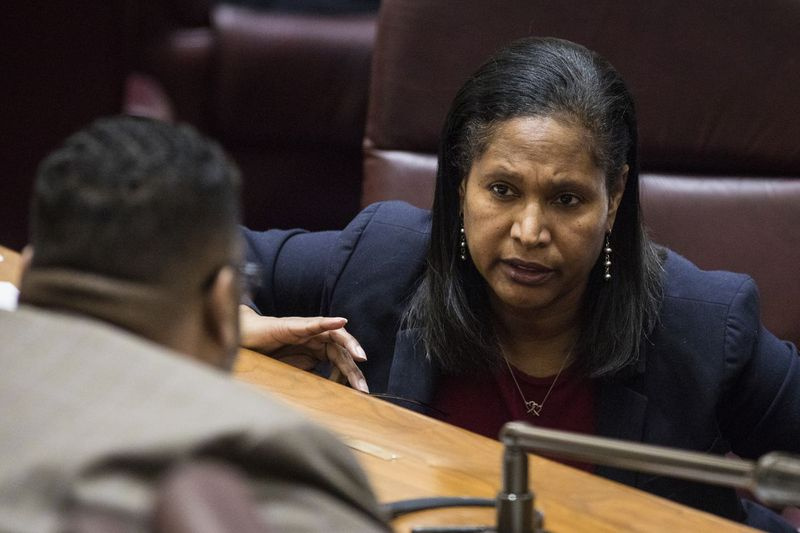 Ald. Sophia King rozmawia z Ald. Chris Taliaferro (29 miejsce) podczas comiesięcznego spotkania Rady Miasta Chicago w Ratuszu, środa rano, 23 stycznia 2019 r. | Ashlee Rezin/Sun-Times