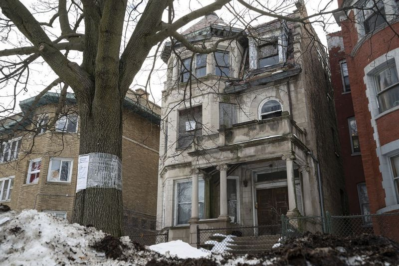 Jeden z ostatnich domów Phyllis Wheatley Homes w Chicago, nazwany na cześć dawniej zniewolonej kobiety, która w 1773 roku stała się jedną z pierwszych kobiet, które zostały opublikowane poetką, znajduje się przy 5128 S. Michigan Ave. w Washington Park, wtorek, 23 lutego, 2021. | Anthony Vazquez/Sun-Times